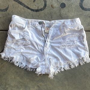 WHITE FRAYED JEAN SHORTS